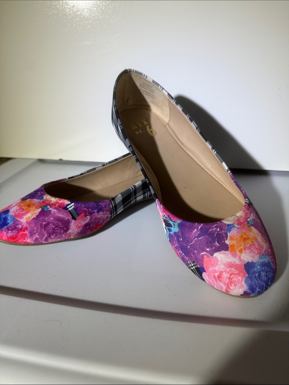 Sz 8 women’s plaid and floral flat